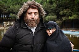 عکس اشک آور از عیددیدنی ننه علی انصاریان بر سر مزار پسرش