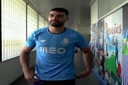 مهدی طارمی در شروع تمرینات با تبریک باشگاه|فیلم