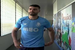 مهدی طارمی در شروع تمرینات با تبریک باشگاه|فیلم