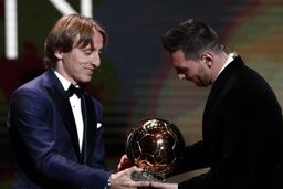 توئیت کنایه‌آمیز مودریچ درباره رونالدو پس از اهدای توپ طلا به مسی

