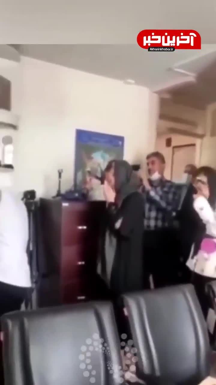 لحظه دیدنی رسیدن دختر جوان به پدر و مادرش بعد از ۲۳ سال 