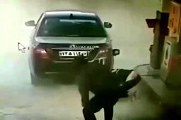 لحظه هولناک آتش گرفتن دنا در پمپ بنزین|دلهره راننده