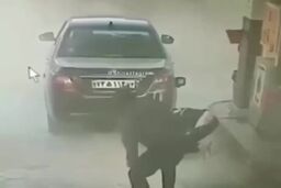 لحظه هولناک آتش گرفتن دنا در پمپ بنزین|دلهره راننده