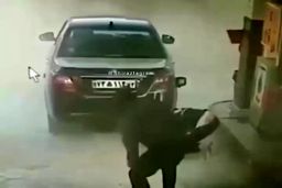 لحظه هولناک آتش گرفتن دنا در پمپ بنزین|دلهره راننده