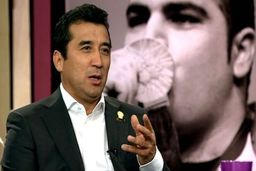  جمله خنده‌داری که خداداد عزیزی پشت لباسش نوشت +عکس