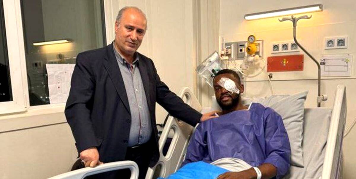 مهدی تاج بر بالین کوین یامگا در بیمارستان