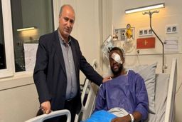 مهدی تاج بر بالین کوین یامگا در بیمارستان