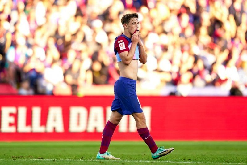 ستاره بارسا با عصا و گریان آمد