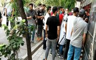 تجمع عجیب هواداران مقابل باشگاه پرسپولیس|عکس