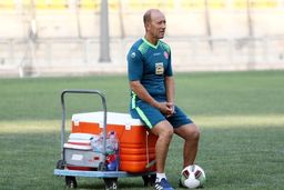 کالدرون بالاخره رضایت داد: بازیکن خارجی بیاورید

