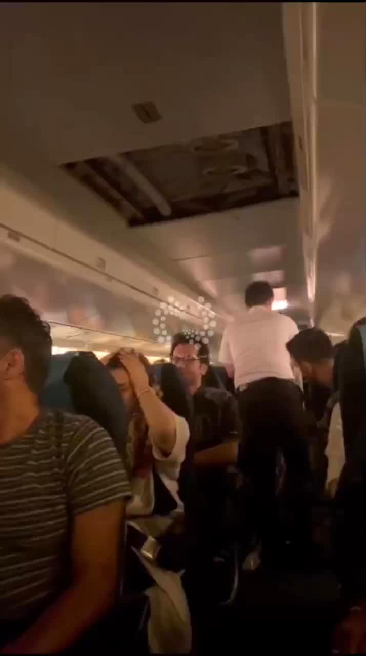 سقوط سقف هواپیما بر سر مسافران در پرواز تبریز|فیلم