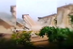 لحظه فرو ریختن دلخراش خانه تاریخی زیبای یزد بر اثر باران