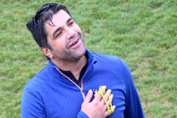 چه کسی روی فرهاد فشار می‌آورد؟