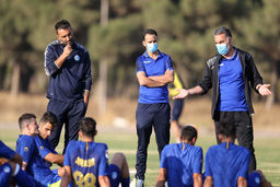 برخورد جدی محمود فکری با دو بازیکن خطاکار استقلال

