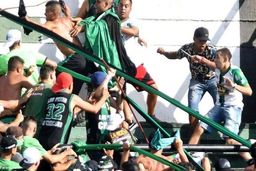 وقتی بازی فوتبال به چاقوکشی ختم می شود! + عکس

