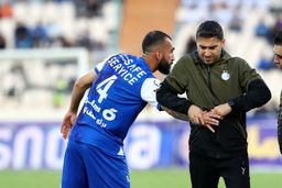 عکس لحظه جا انداختن انگشت روزبه چشمی وسط بازی با نفت