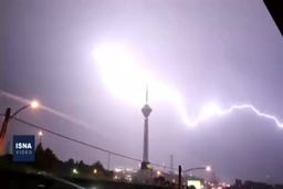 ببینید لحظه برخورد رعد و برق به برج میلاد