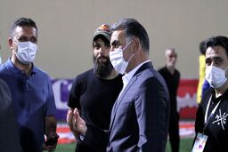 نساجی با فکری همچنان دور از خانه