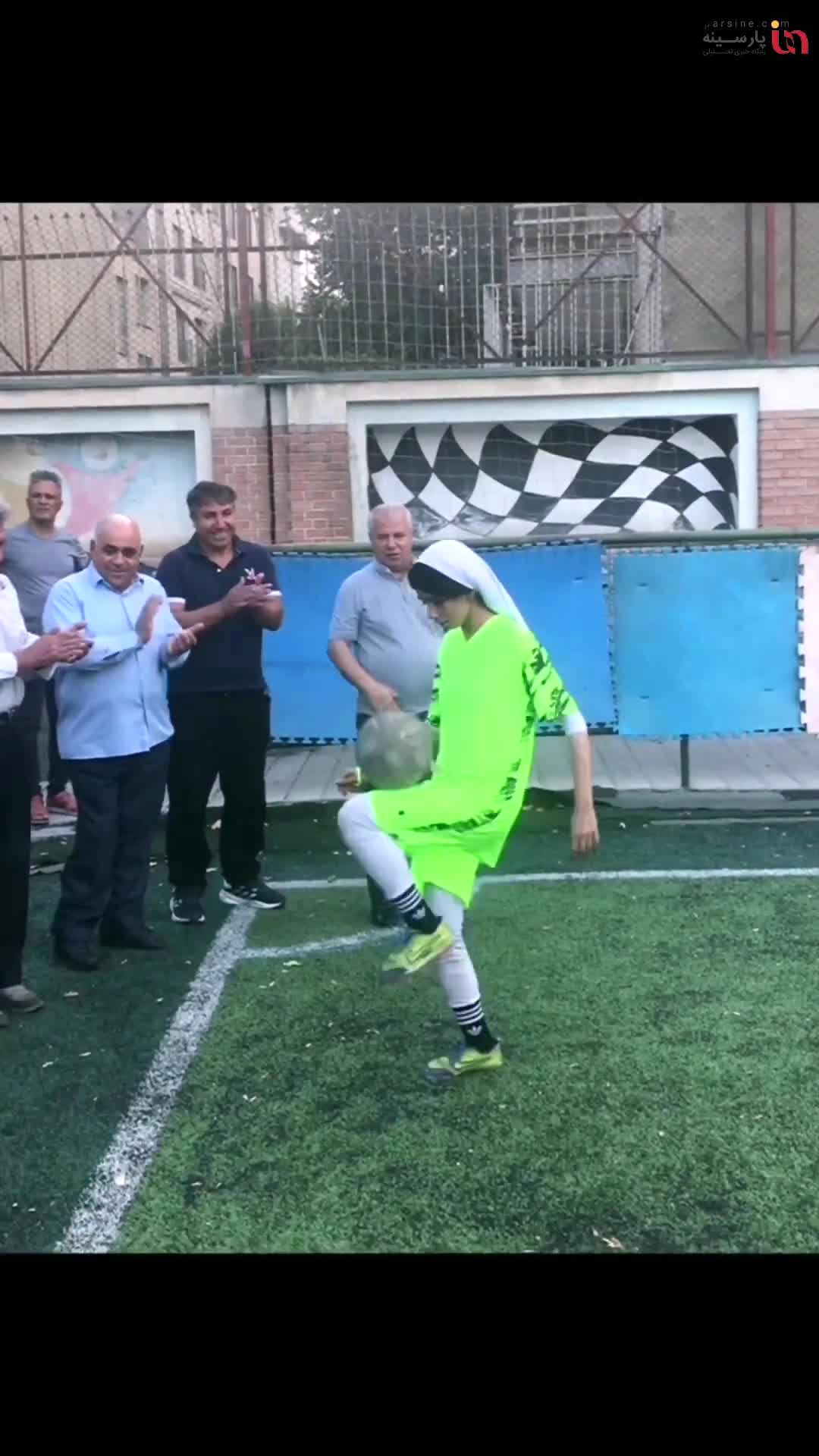 توصیه مهم و برخورد خاص علی پروین با دختری تکنیکی در فوتبال|فیلم