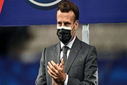 امانوئل مکرون در اردوی خروس‌ها