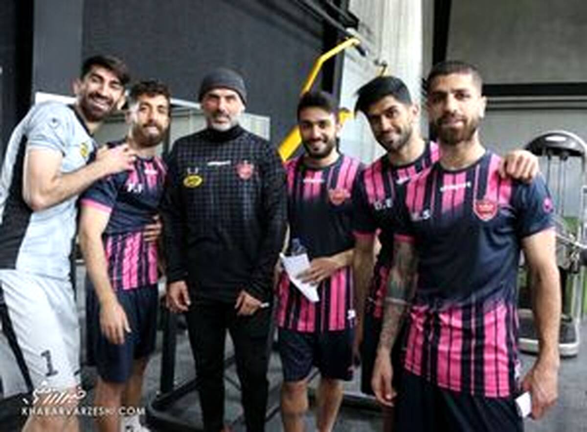 سید جلال کمی آن طرف تر از نیمکت پرسپولیس