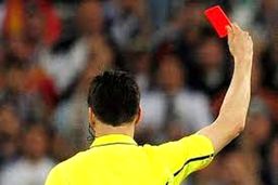 مشت و لگدهای وحشیانه به سر و صورت داور وسط مسابقه | ویدئو