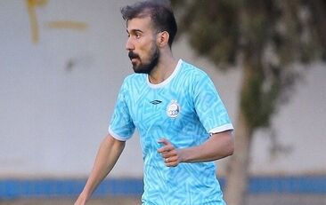 حضور بازیکن مصدوم استقلال در ورزشگاه؛ استقبال هواداران در اولین بازی
