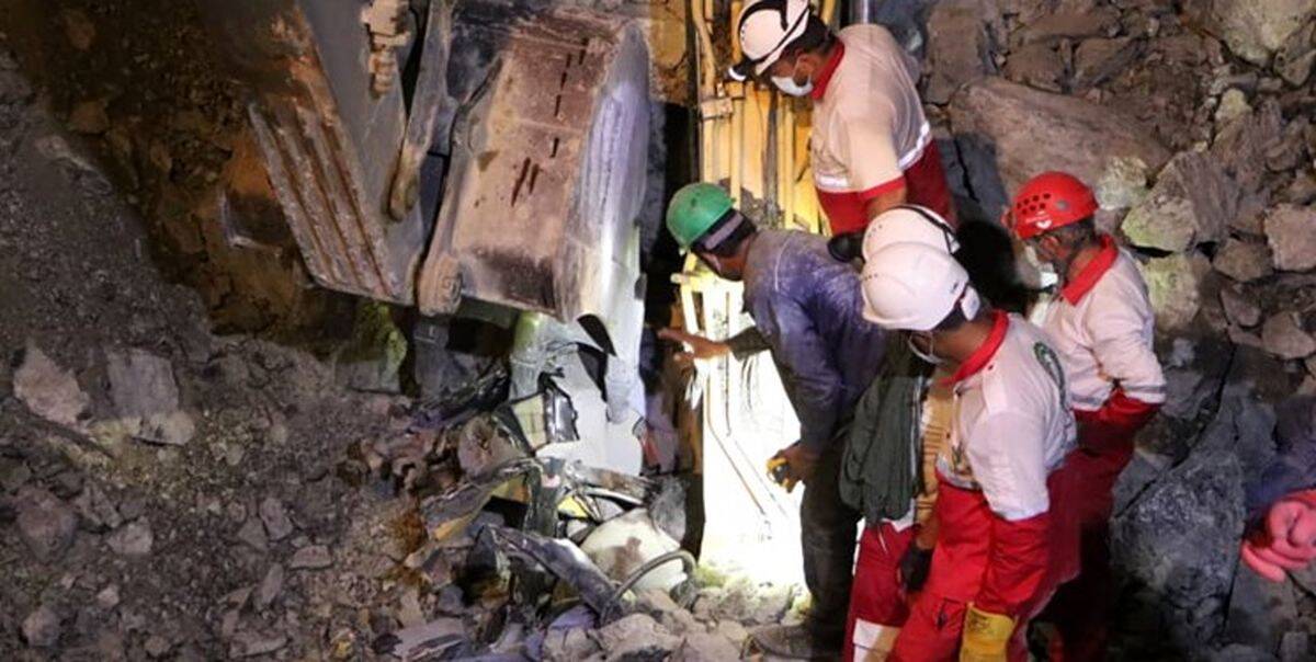 لحظه خروج پیکر بی جان ۶ معدنچی از زیر زمین پس از حادثه انفجار در دامغان