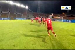 فیلم سجده نوجوانان مقابل پرچم ایران