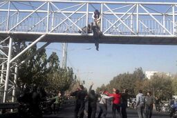 فیلم خودکشی دو دختر گلستانی از روی پل / آن ها روی ماشین پلیس سقوط کردند + جزئیات تلخ