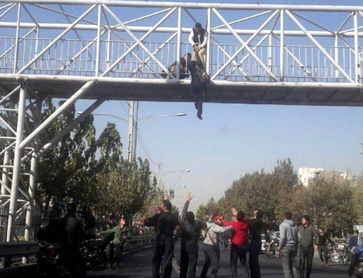 فیلم خودکشی دو دختر گلستانی از روی پل / آن ها روی ماشین پلیس سقوط کردند + جزئیات تلخ
