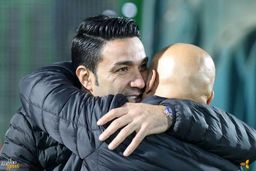 دوئل آبی‌ها با لباس سرخ!

