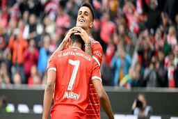 گام بلند بایرن مونیخ برای قهرمانی با گلباران شالکه