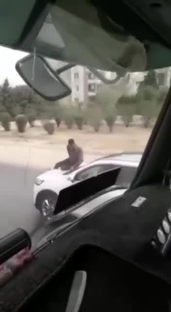 واکنش باورنکردنی به خفت گیری عجیب یک خودروی لاکچری|فیلم