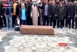 فرزندان شهرام عبدلی در لحظه تلخ وداع با پیکر پدرشان