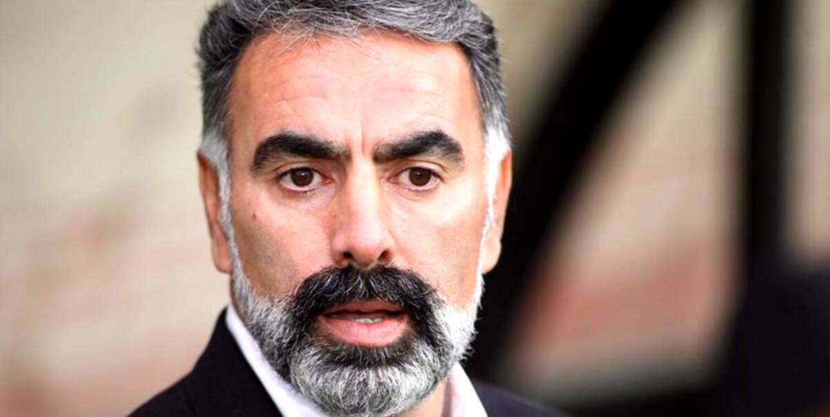 فکری: بگذارید استقلال بدون تاکتیک قهرمان شود؛ کری خوانی کوچه بازاری محمود خان علیه پرسپولیس در برنامه زنده