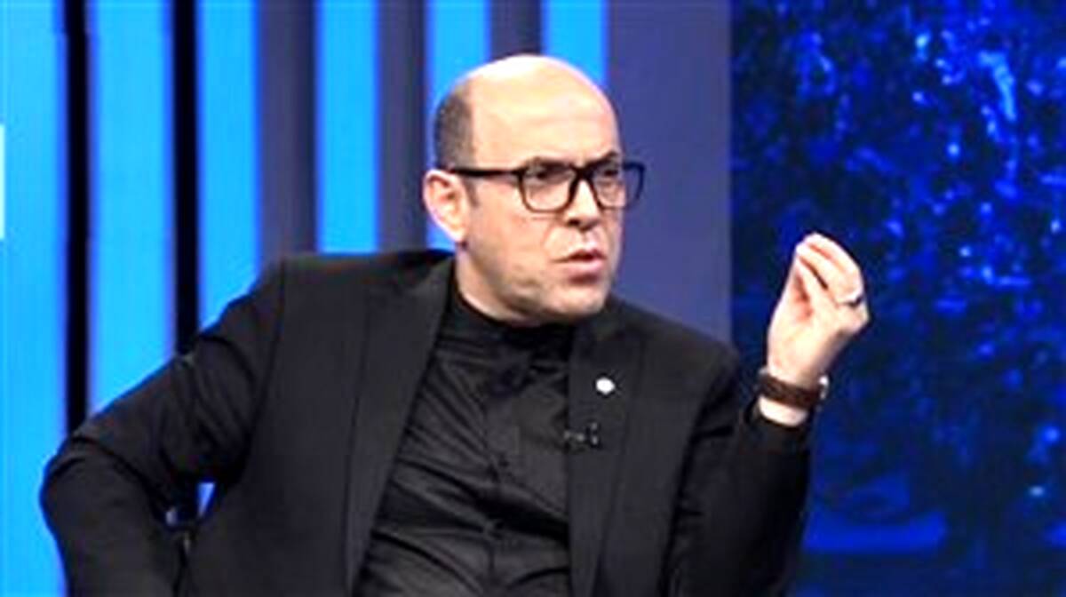سعادتمند اشتباهاتش که گردن نمی‌گیرد