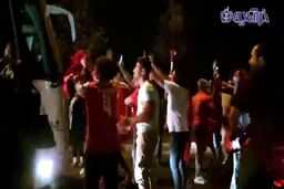 جشن قهرمانی هواداران مقابل اتوبوس پرسپولیس