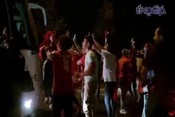 جشن قهرمانی هواداران مقابل اتوبوس پرسپولیس