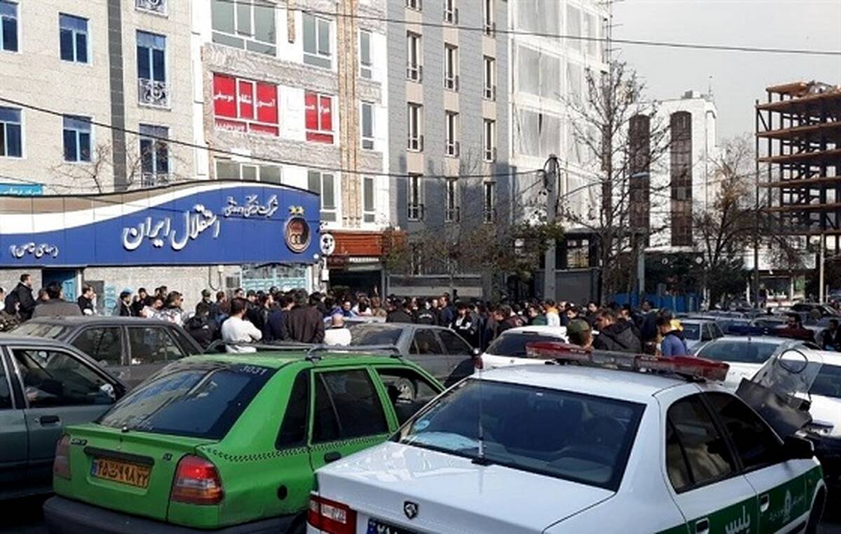 شعار هواداران معترض استقلال: مجیدی به هوش باش، این بازی وزیر است!

