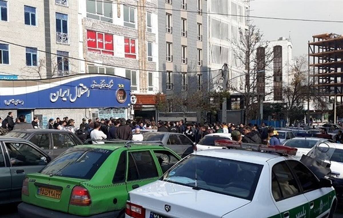 شعار هواداران معترض استقلال: مجیدی به هوش باش، این بازی وزیر است!

