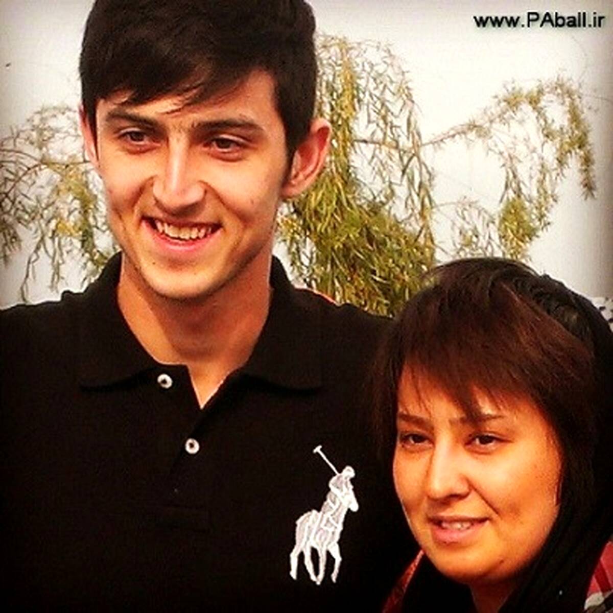 هدیه فوق لاکچری خواهر سردار آزمون به برادرش + فیلم

