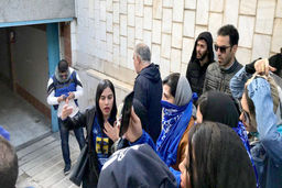 هواداران معترض استقلال درب را شکستند وارد باشگاه شدند