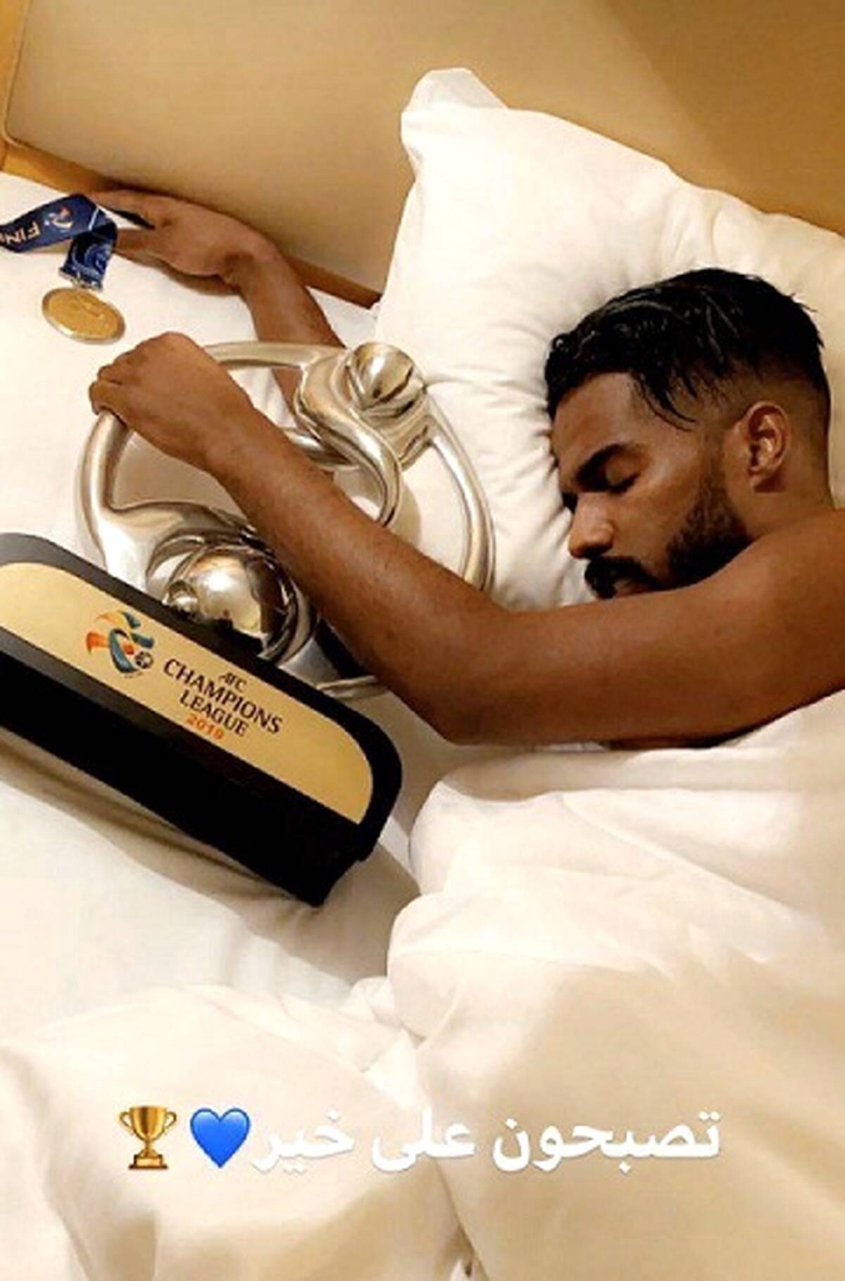 ستاره الهلال شب را با جام خوابید! + عکس

