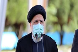 اهدای پیراهن  شماره ۸ تیم ملی به رئیس جمهور|عکس