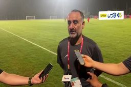 (ویدئو) حرکت جذاب حسن عبدی بابت اذان در حین مصاحبه با خبرنگاران