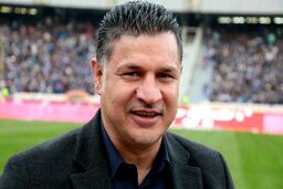 فیلم؛ نقاشی چهره علی دایی با توپ فوتبال و واکنش او