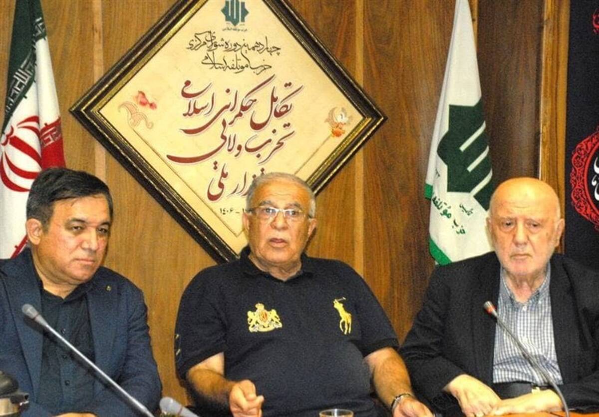 تاجرنیا: چرا کاری می‌کنند که بازیکنان دو قراردادی شوند؟
