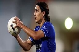 محمد نادری با کت و شلوار و کراوات در باشگاه آلتای اسپور
