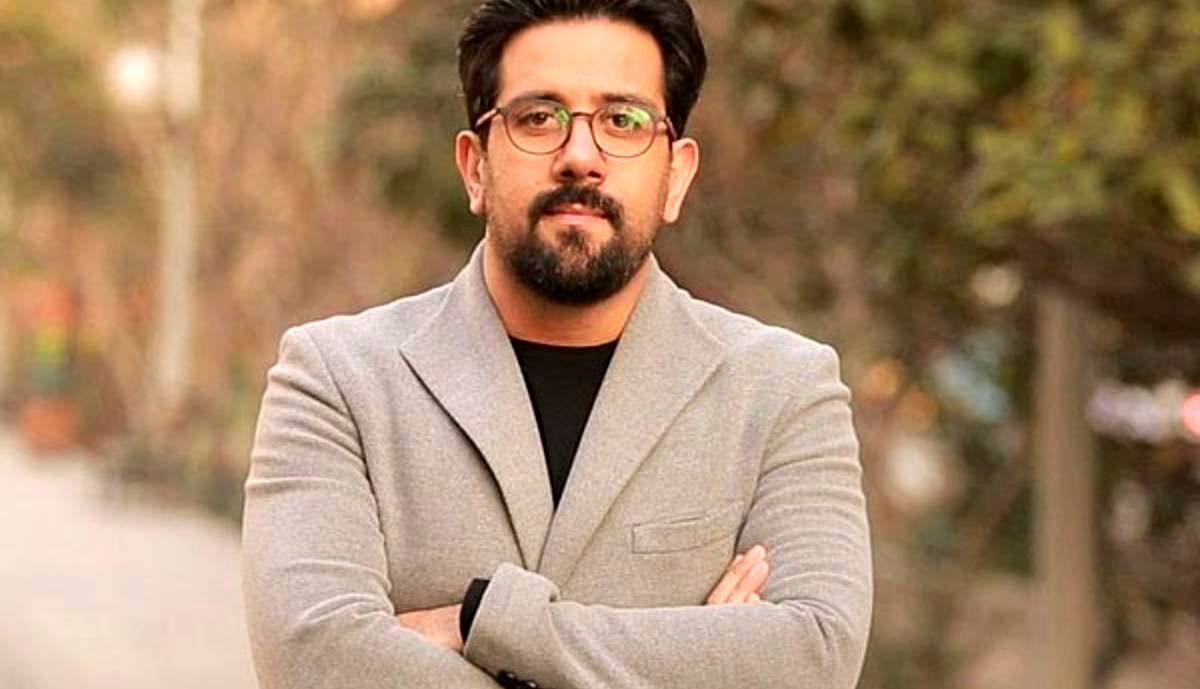 حمله قمه کشان با آرامش کامل به مجری تلویزیون مقابل پردیس سینمایی ملت